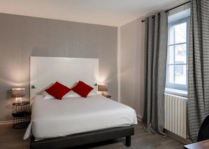 Logis Hotel Restaurant Saint Romain 3*