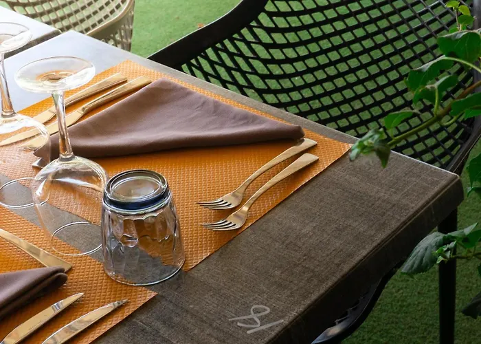 Hotell Logis Hotel Restaurant Saint Romain Anse